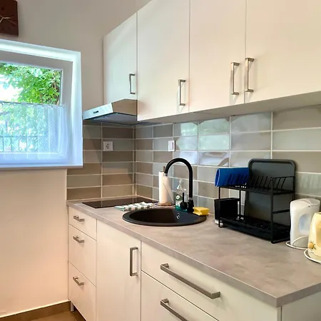 Quiet, Green, Relaxing Place - 2 Bedroom *