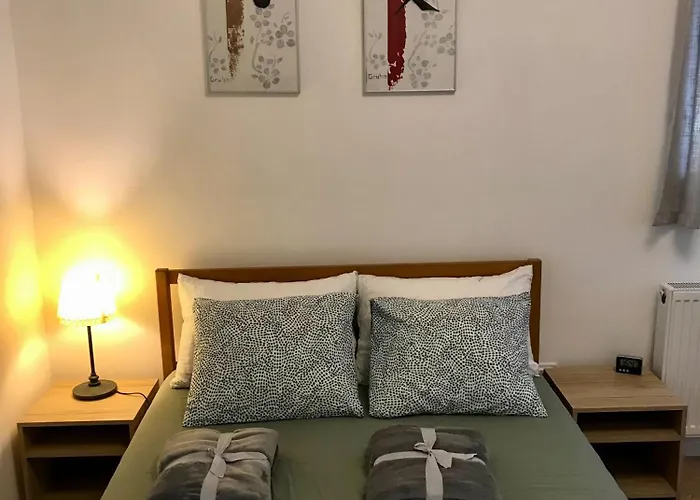 Quiet, Green, Relaxing Place - 2 Bedroom *