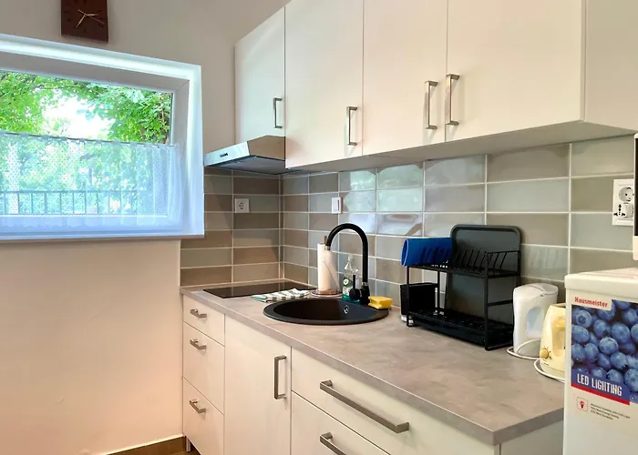 Quiet, Green, Relaxing Place - 2 Bedroom *